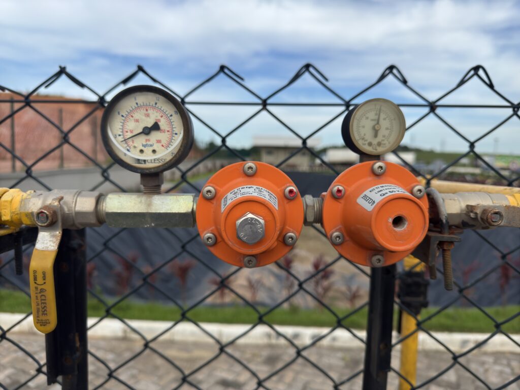 Sistema de válvulas e manômetros que controlam a central de gás GLP inspecionada pela LC Engenharia