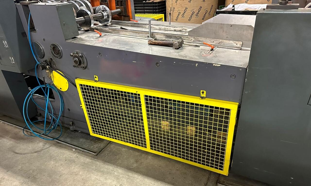 Máquina de embalagem com proteção de segurança NR-12 inspecionada pela LC Engenharia.