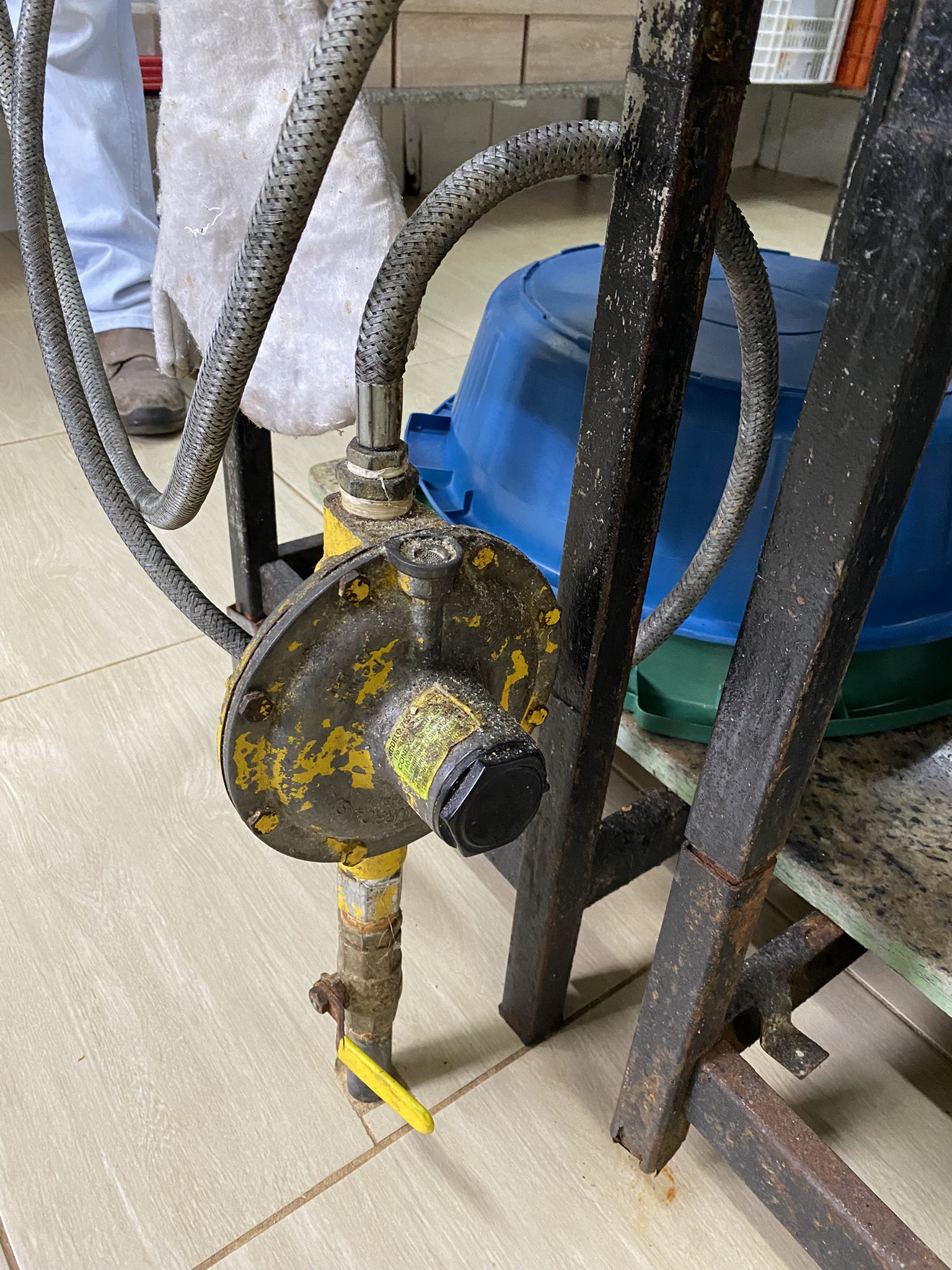 Registro e reguladores antigos de gás em cozinha industrial, inspecionados pela LC Engenharia para manutenção e substituição.