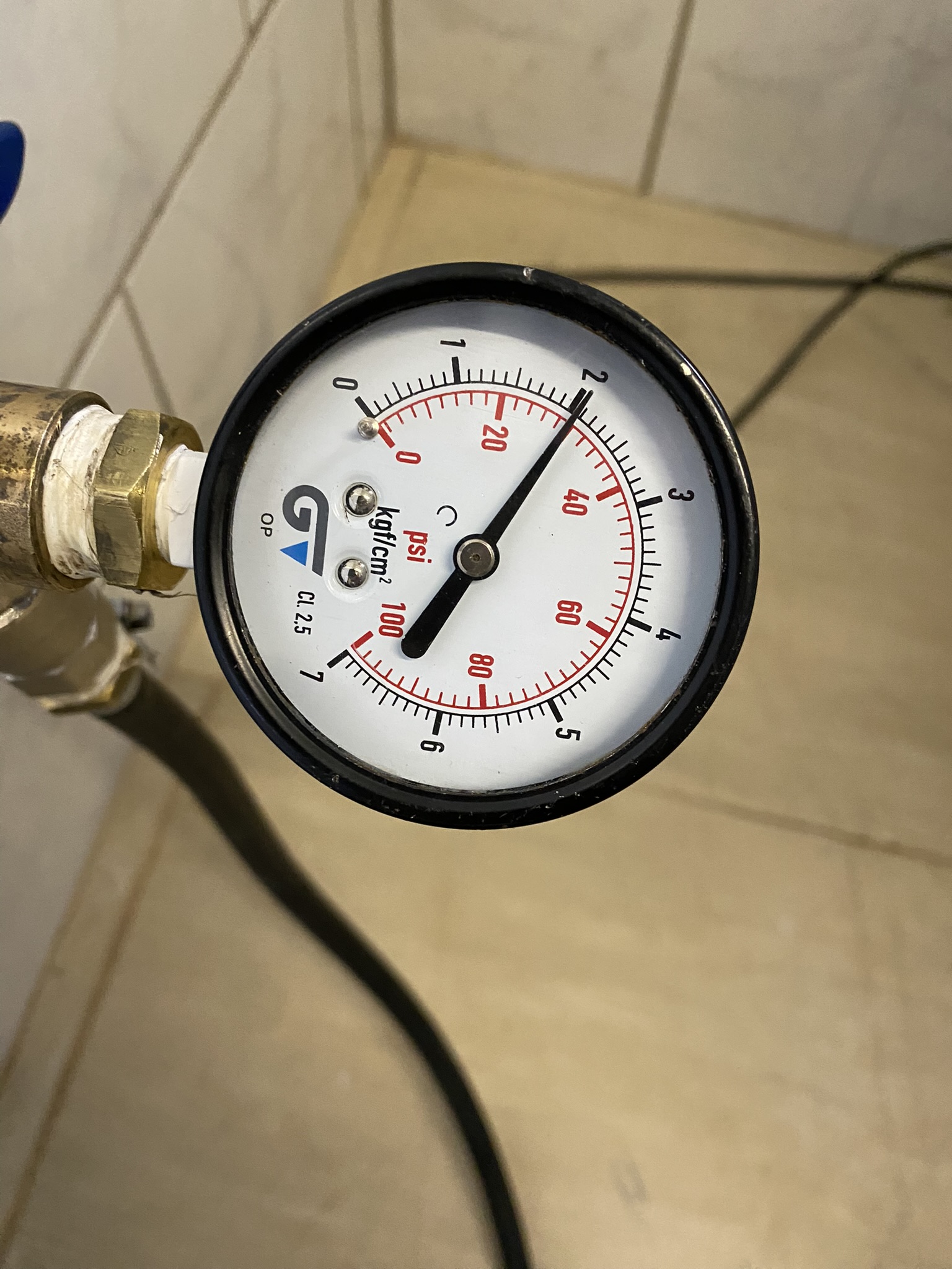 Manômetro marcando 2 kgf/cm² durante teste de estanqueidade de gás conduzido pela LC Engenharia.
