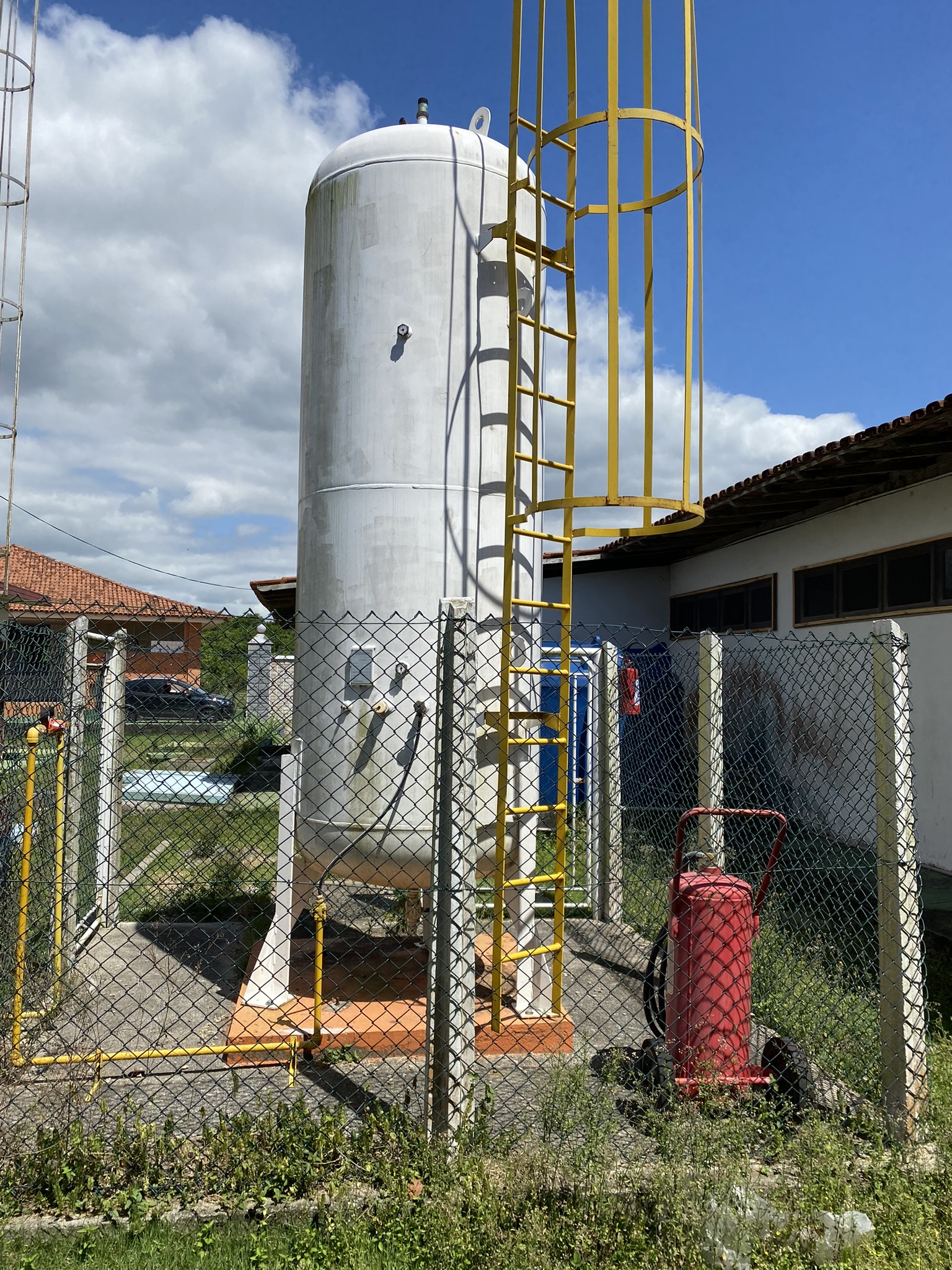 Área técnica com reservatório de gás GLP de grande capacidade, instalada e inspecionada pela LC Engenharia conforme normas de segurança e estanqueidade.