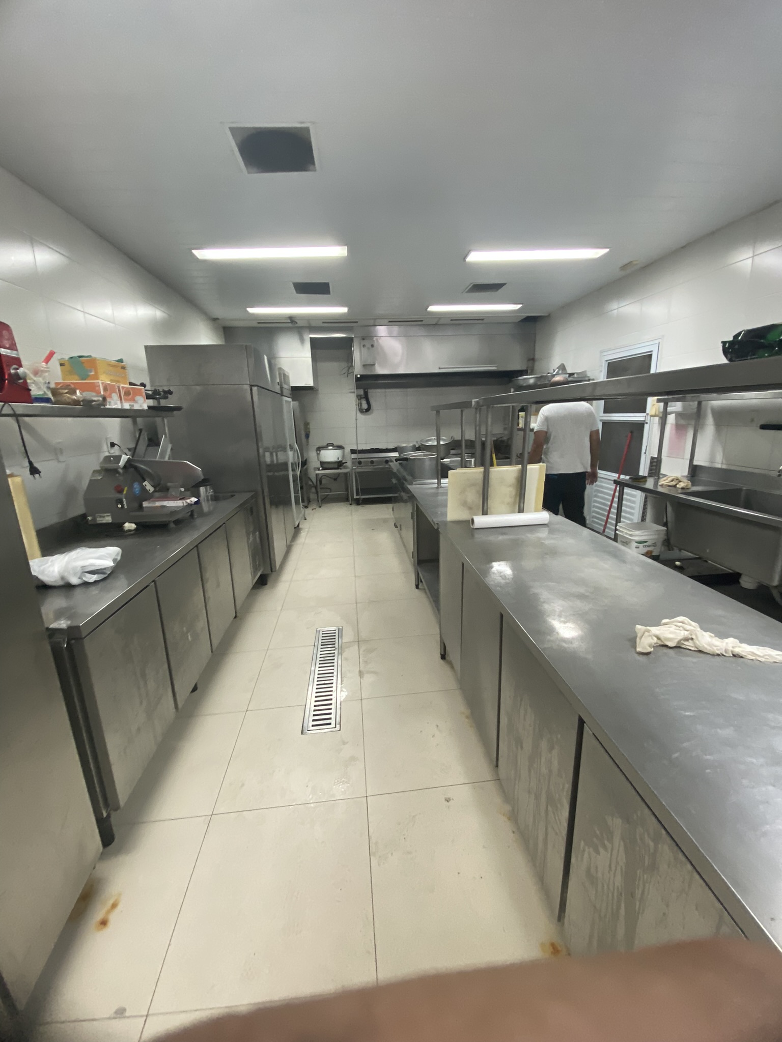 Teste de estanqueidade em cozinha de restaurante com equipamentos em inox, realizado pela LC Engenharia com manômetro e pressurização da tubulação de gás.