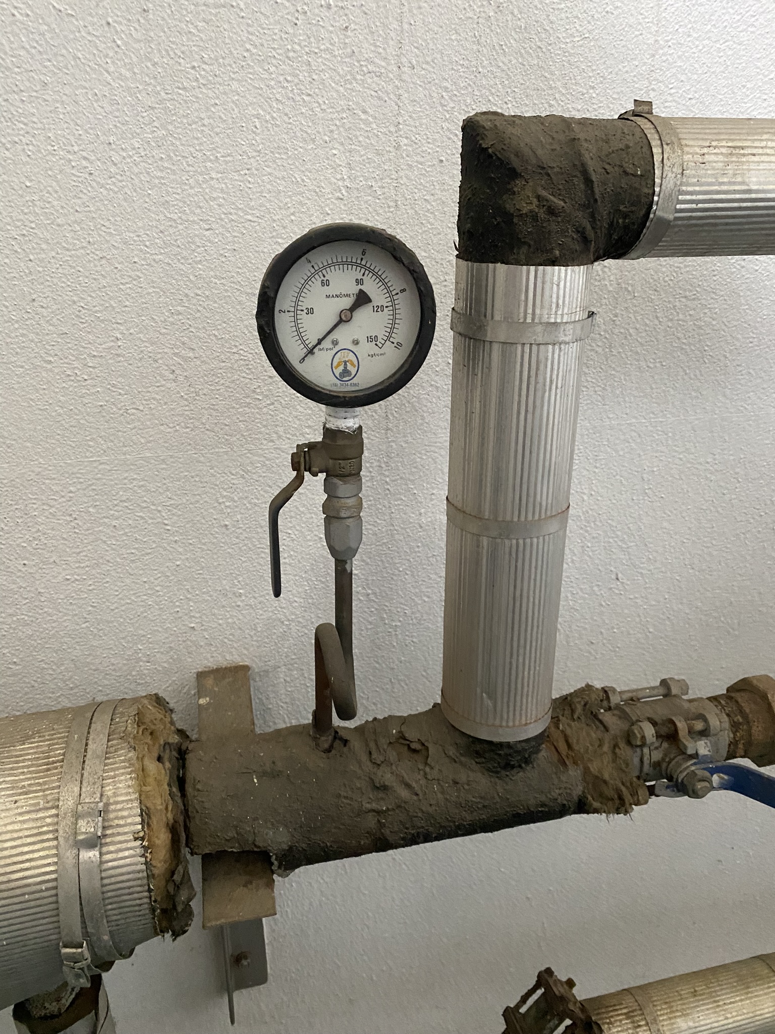 Manômetro instalado em tubulação de caldeira utilizado pela LC Engenharia para monitoramento e teste de pressão.