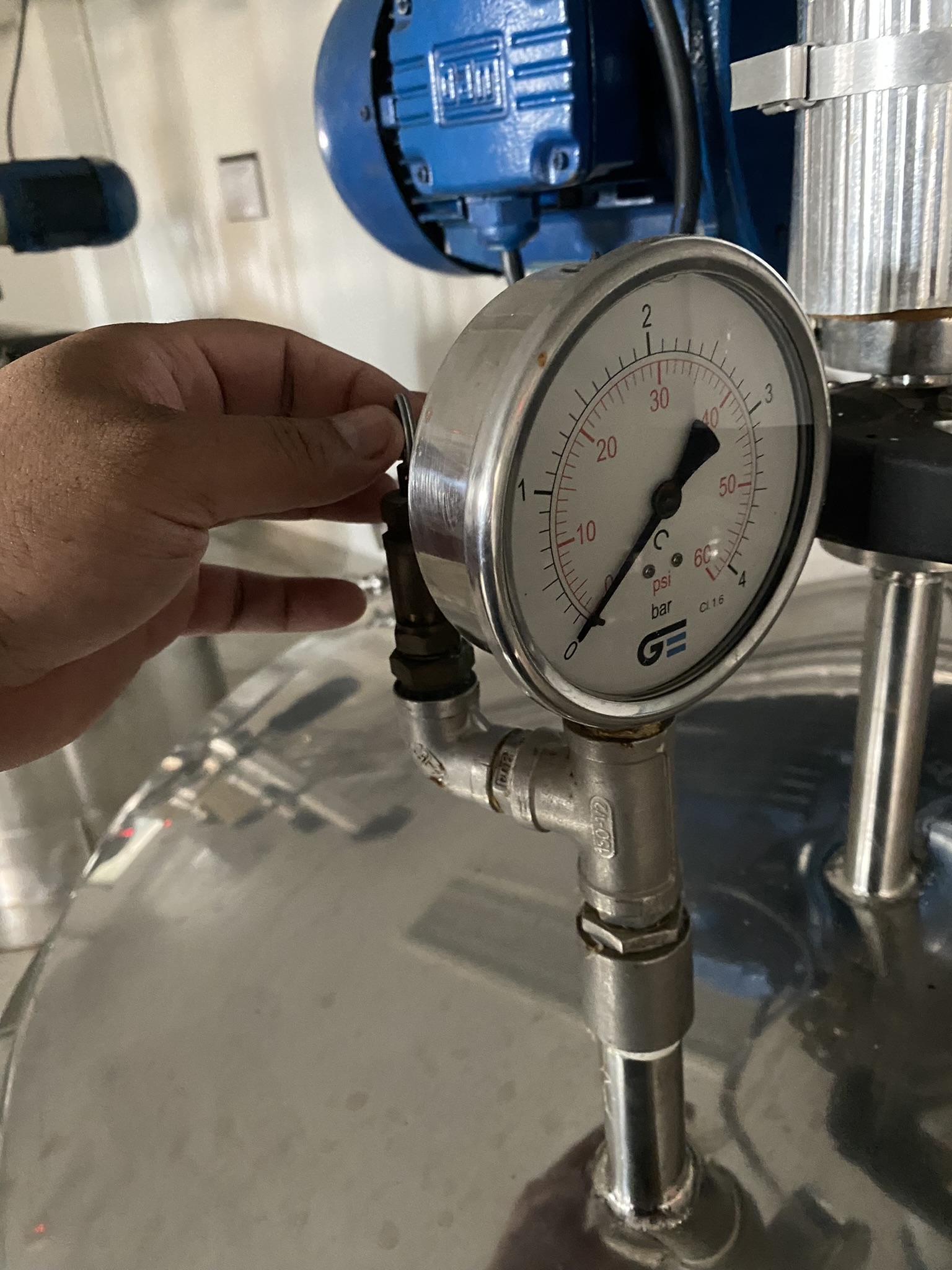 manometro-valvula-seguranca-tanque-inox-industria-quimica-lc-engenharia