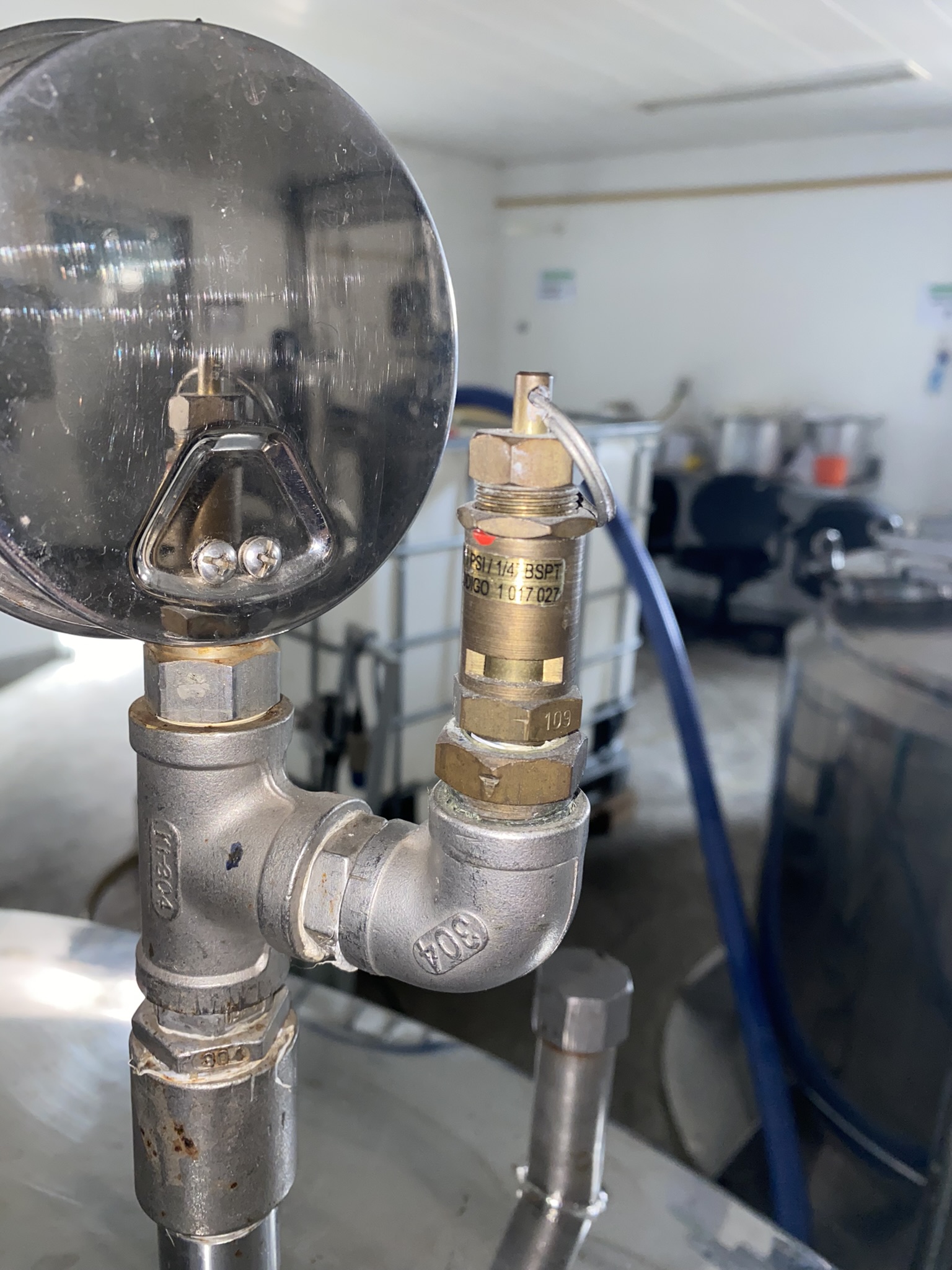 Manômetro utilizado pela LC Engenharia em teste de estanqueidade de tanque de inox em indústria química.