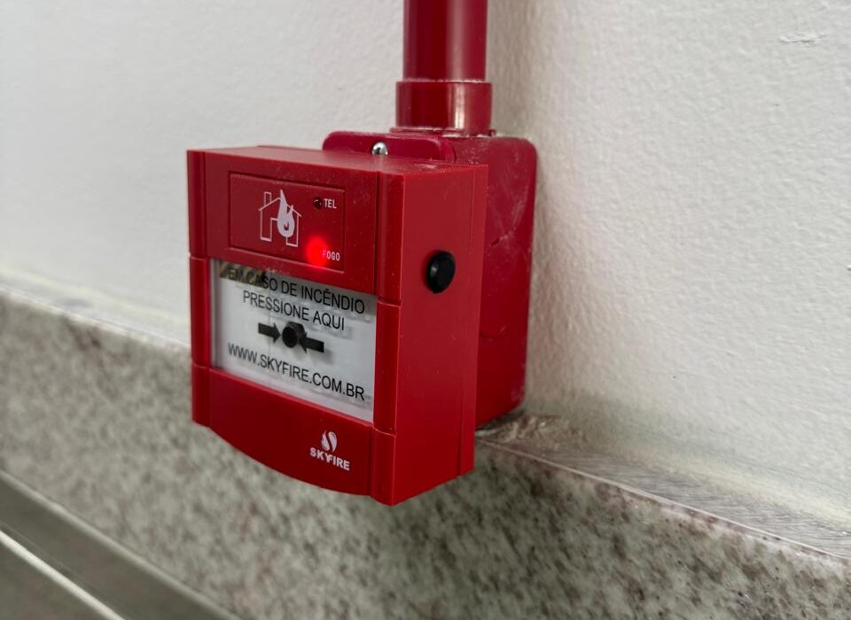 Botão de acionamento de alarme de incêndio utilizado em sistemas de proteção e combate, inspecionado pela LC Engenharia