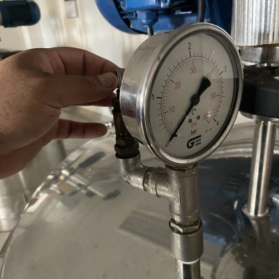 manometro-valvula-seguranca-tanque-inox-industria-quimica-lc-engenharia