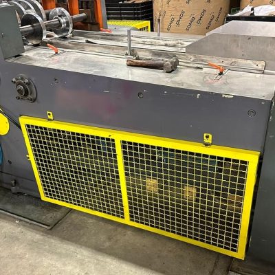 Máquina de embalagem com proteção de segurança NR-12 inspecionada pela LC Engenharia.